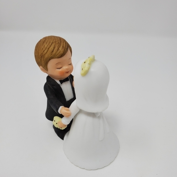 VINTAGE LEFTON CHINA HAND PAINTED BRIDE AND GROOM FIRST KISS - Picture 3 of 11